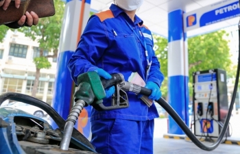 Giá xăng dầu tiếp tục giảm, RON95-III xuống dưới ngưỡng 23.000 đồng/lít