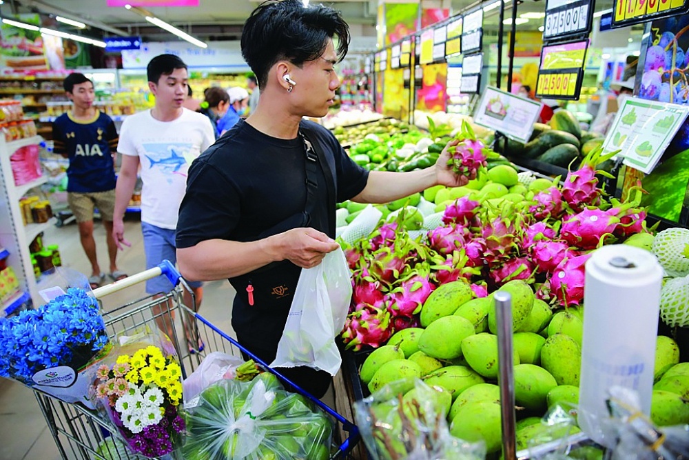 Người tiêu dùng không những đang tìm kiếm “những sản phẩm tốt” mà còn nhiều lợi ích về tài chính cũng như công dụng. 	Ảnh: T.D