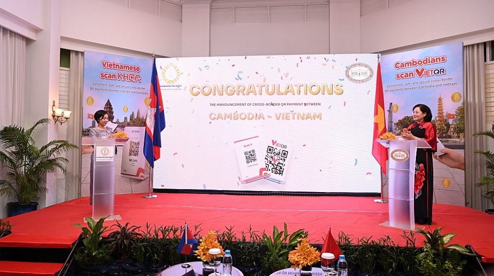 Thống đốc Ngân hàng Nhà nước Việt Nam và Thống đốc Ngân hàng Quốc gia Campuchia thực hiện nghi lễ ra mắt dịch vụ thanh toán xuyên biên giới sử dụng QR code.
