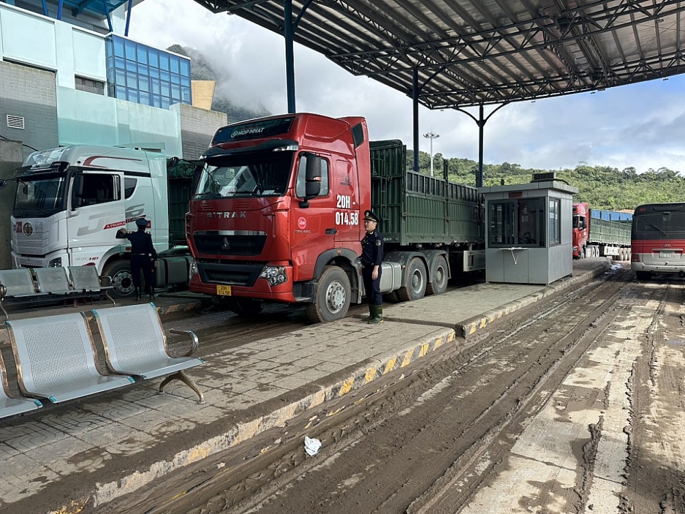 Phương tiện vận tải XNC qua cửa khẩu quốc tế La Lay.