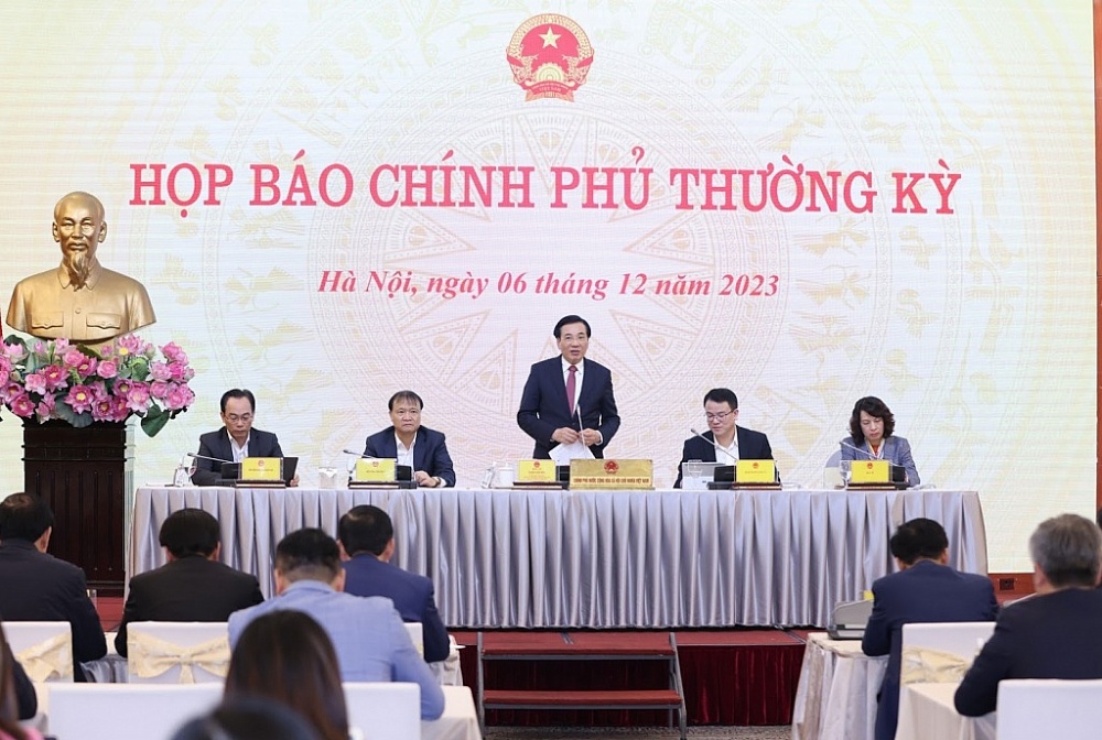 Bộ trưởng, Chủ nhiệm VPCP Trần Văn Sơn, Người phát ngôn của Chính phủ, thông tin tới báo chí.