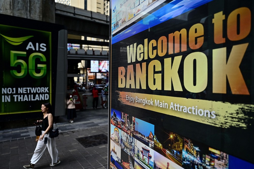 Biển quảng cáo du lịch tại thủ đô Bangkok, Thái Lan. (Ảnh: AFP/TTXVN)