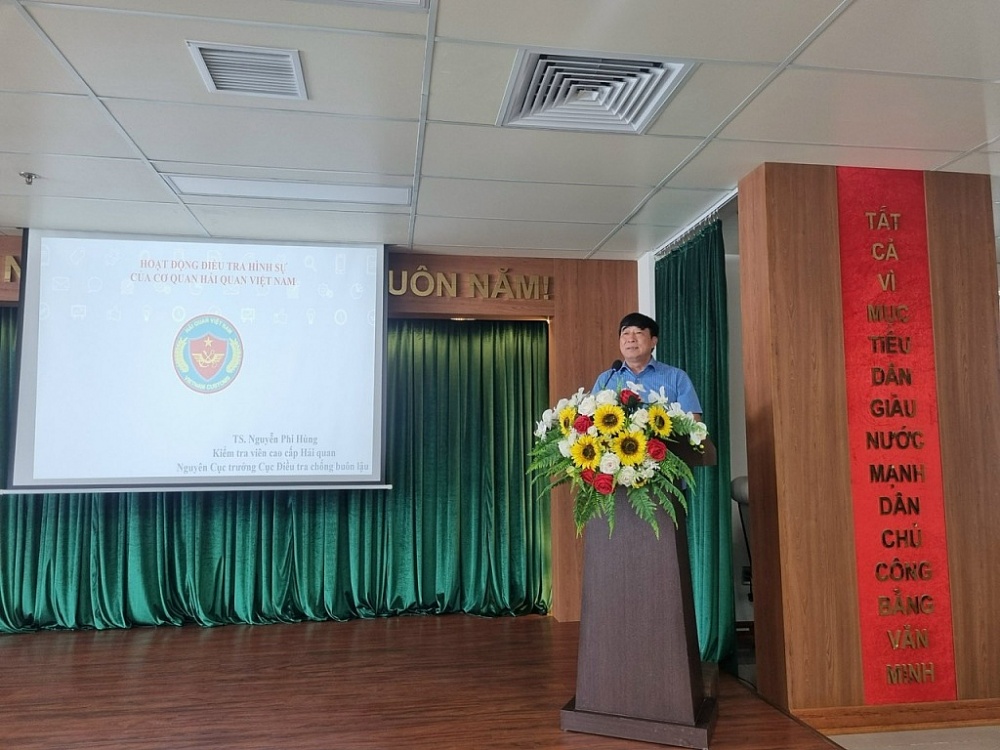 TS. Nguyễn Phi Hùng, nguyên Cục trưởng Cục Điều tra chống buôn lậu  giảng dạy tại lớp học.