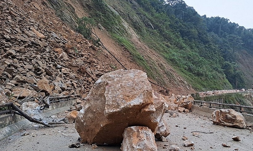 lượng đất đá khoảng 200 m3 đã sạt lở chắn ngang đường .