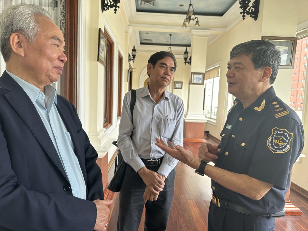 Phó Cục trưởng Cục Hải quan TPHCM Nguyễn Hữu Nghiệp trao đổi với DN . Ảnh: T.H