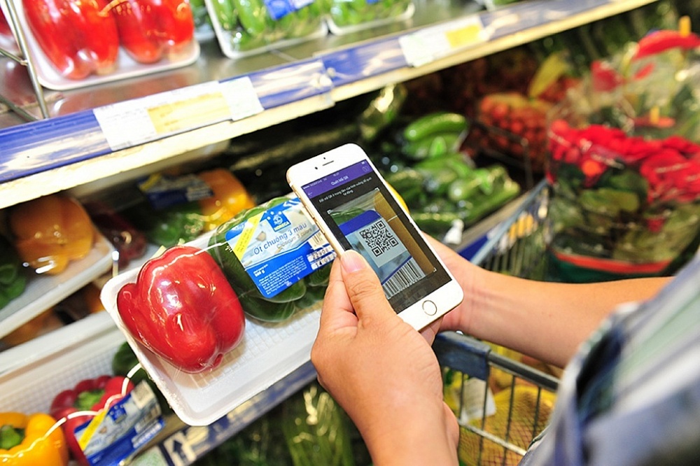 Người tiêu dùng quét mã QR khi mua hàng tại siêu thị.