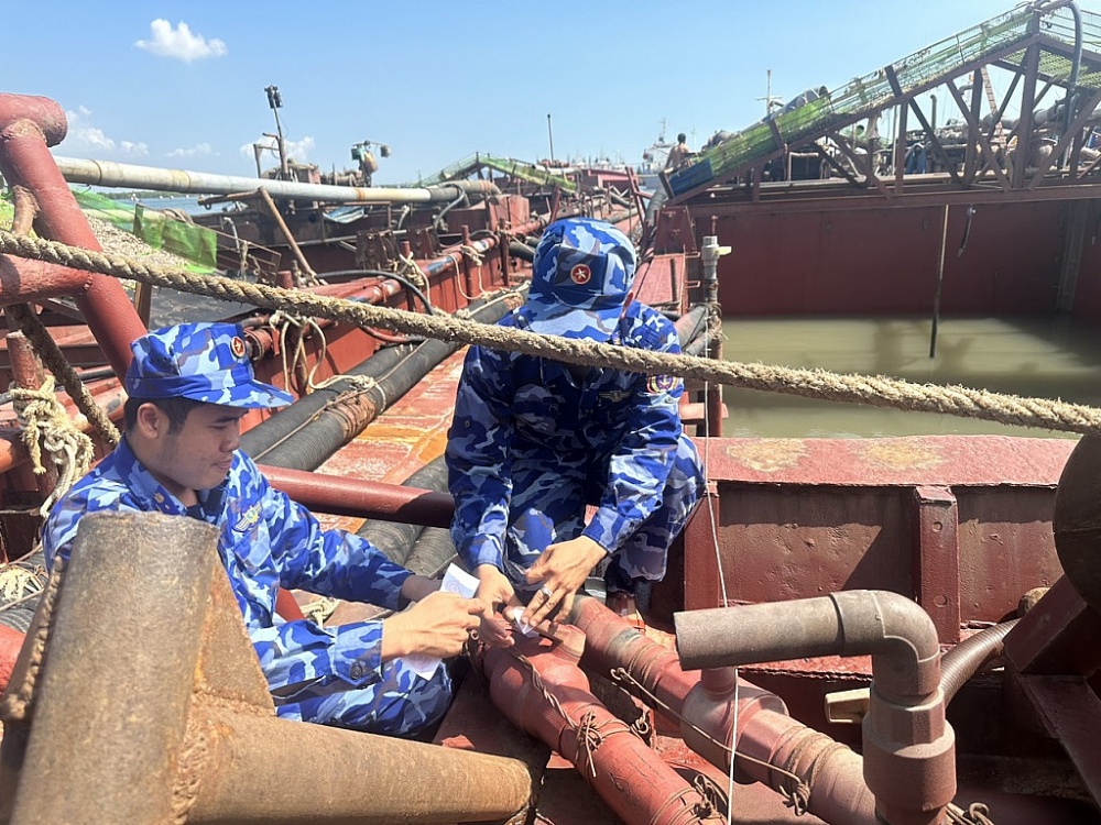 Tổ công tác của lực lượng Cảnh sát biển đang niêm phong công cụ trên tàu vi phạm.