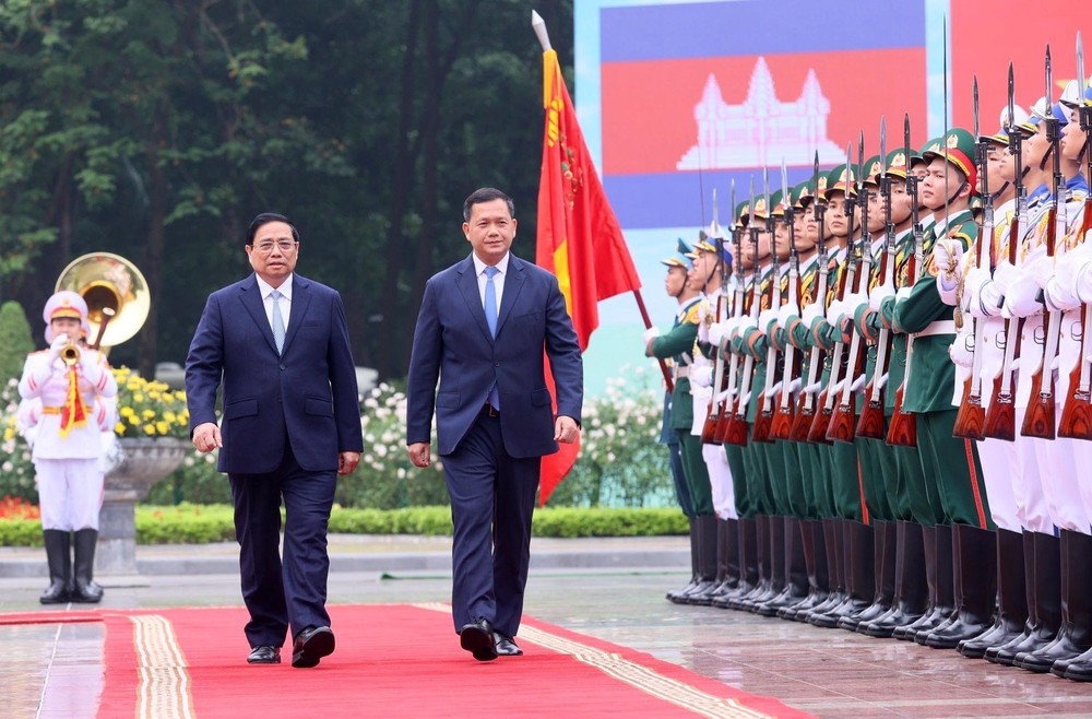 Thủ tướng Phạm Minh Chính và Thủ tướng Campuchia Samdech Hun Manet duyệt Đội danh dự Quân đội nhân dân Việt Nam. (Ảnh: Dương Giang/TTXVN)