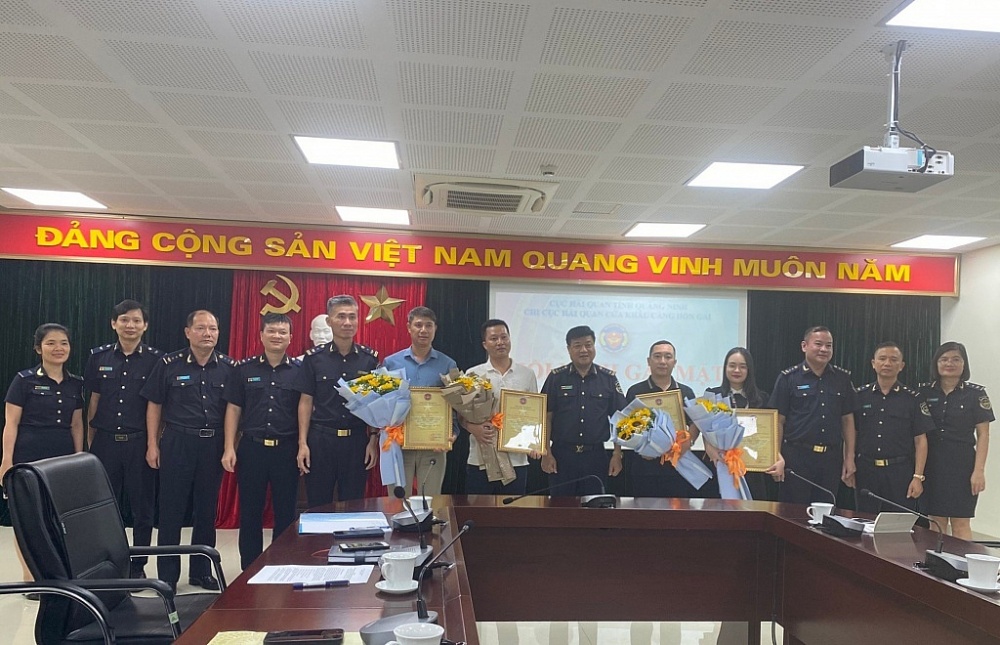 Chi cục Hải quan cửa khẩu cảng Hòn Gai (Cục Hải quan Quảng Ninh) trao Giấy chứng nhận cho các doanh nghiệp thanh viên tham gia Chương trình.