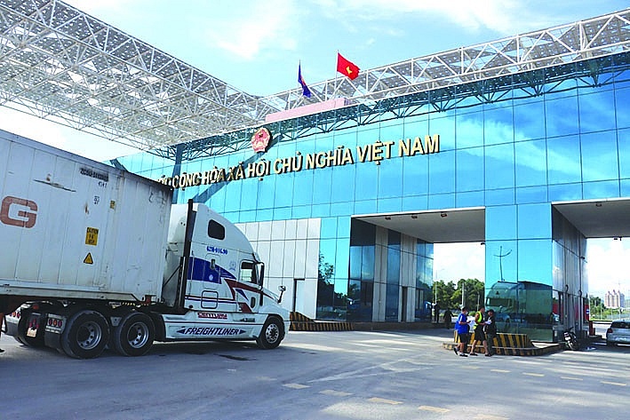 Hoạt động xuất nhập khẩu với Trung Quốc qua cửa khẩu Bắc Luân II (TP Móng Cái, Quảng Ninh).  Ảnh: T.Bình
