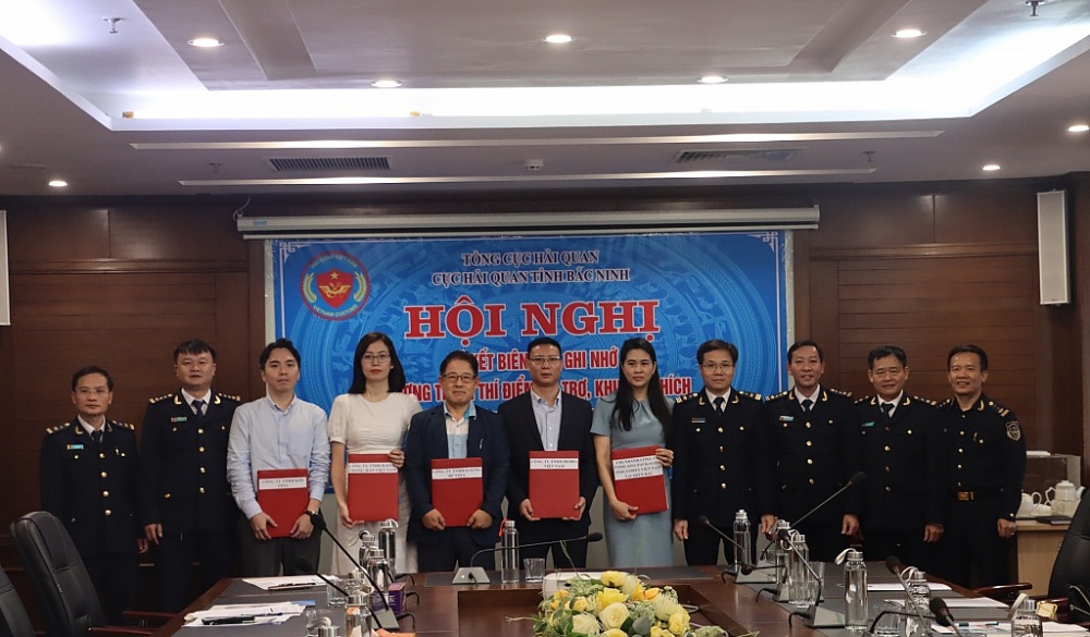 Đại diện lãnh đạo Cục Hải quan Bắc Ninh, lãnh đạo các Chi cục Hải quan chụp ảnh lưu niệm với 5 doanh nghiệp tham gia ký kết