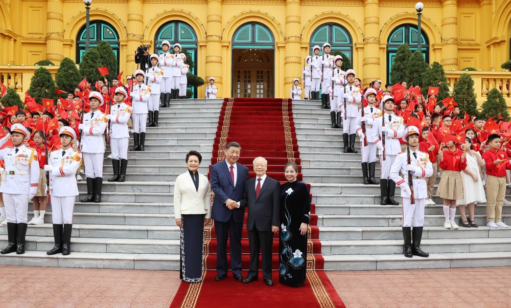 Tổng Bí thư Nguyễn Phú Trọng và Phu nhân chủ trì Lễ đón Tổng Bí thư, Chủ tịch nước Trung Quốc Tập Cận Bình và Phu nhân. (Ảnh: Trí Dũng/TTXVN)