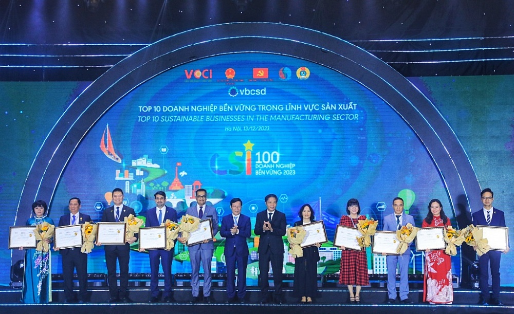 Trần Tuấn Anh, Ủy viên BCT, Trưởng Ban Kinh tế trung ương và Đồng chí Phạm Tấn Công, Chủ tịch VCCI cùng Top10 Doanh nghiệp bền vững lĩnh vực sản xuất 2023.