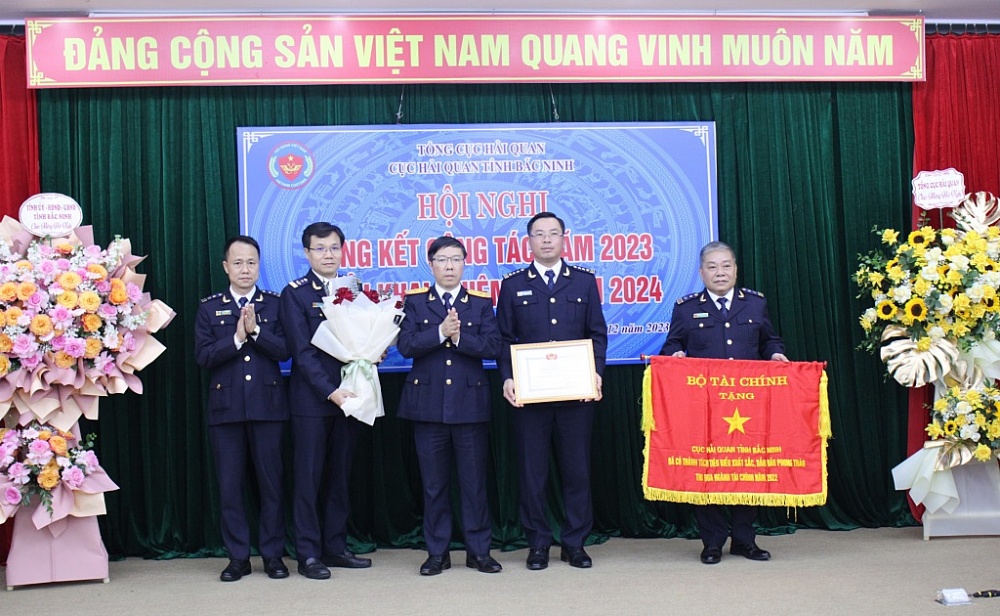 Phó Tổng cục trưởng Tổng cục Hải quan Lưu Mạnh Tưởng trao Danh hiệu tập thể lao động tiên tiến và Cờ thi đua của Bộ Tài chính cho tập thể Cục Hải quan Bắc Ninh. Ảnh: Quang Hùng