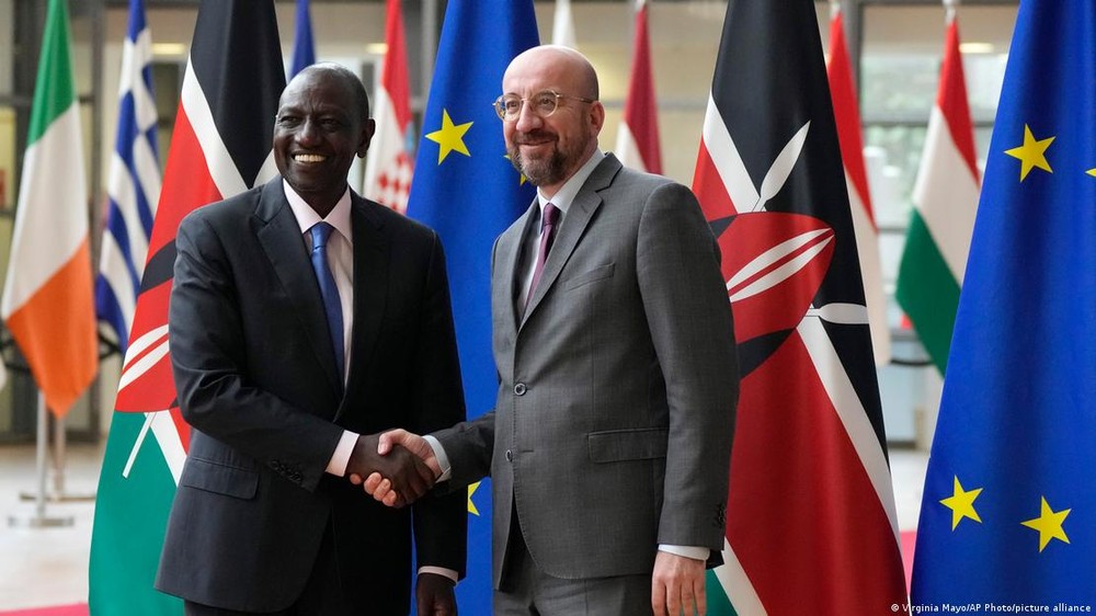 Tổng thống Kenya William Ruto (trái), và Chủ tịch Hội đồng châu Âu Charles Michel tại Bỉ hồi tháng 3/2023. (Ảnh: AP)