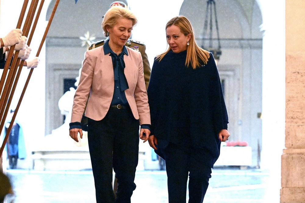 Thủ tướng Italy Giorgia Meloni (phải) và Chủ tịch Ủy ban châu Âu (EC) Ursula von der Leyen. (Ảnh: AFP/TTXVN)