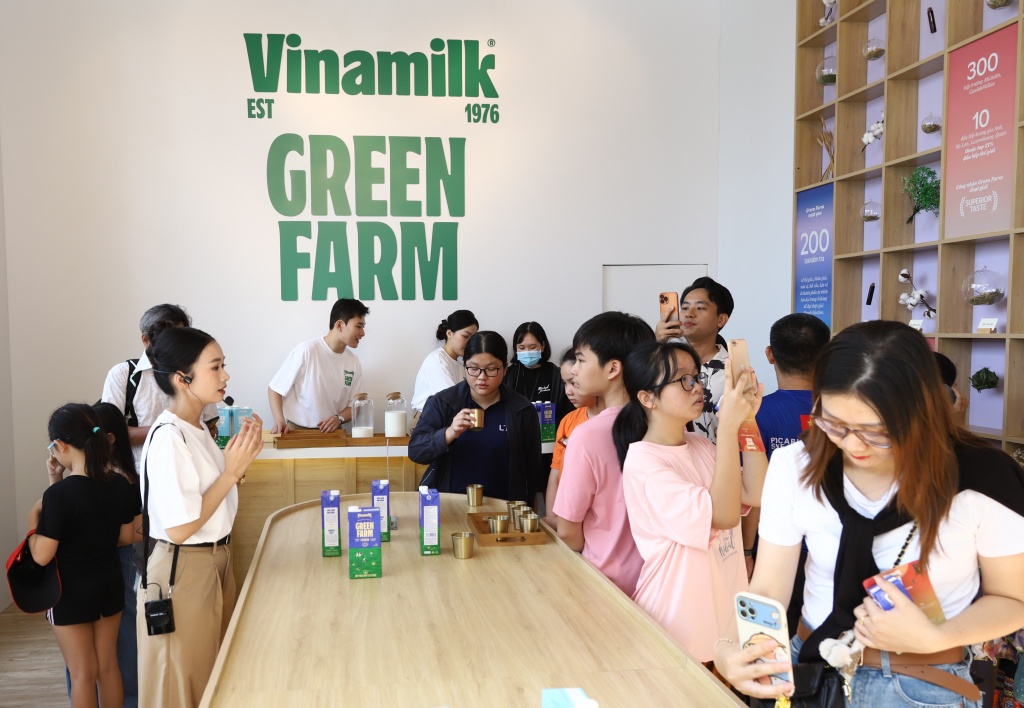 Người tiêu dùng thưởng thức thử dòng sản phẩm Vinamilk Green Farm mới tại sự kiện “Trải nghiệm thưởng thức - Chu du miền vị giác cùng Vinamilk Green Farm” ở TPHCM