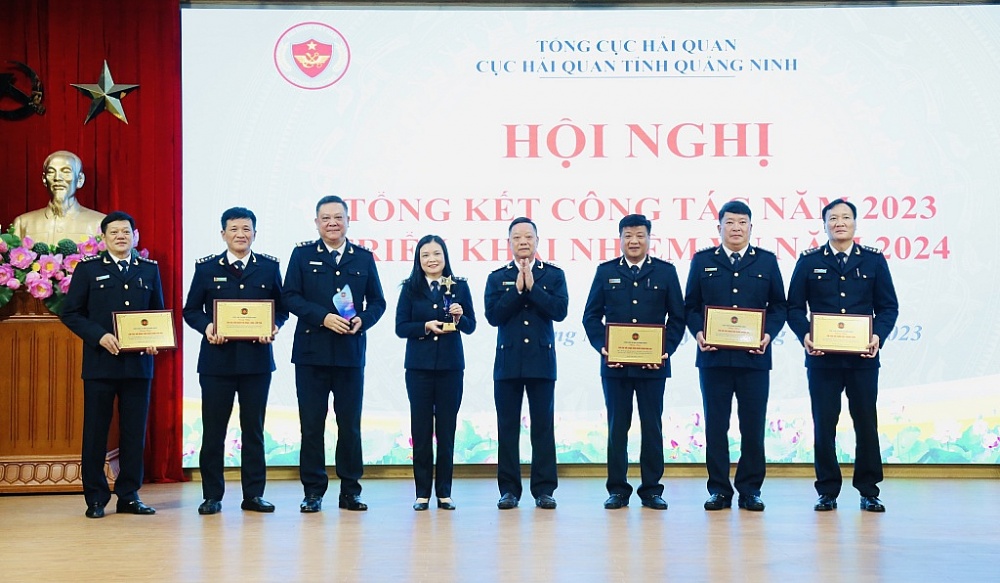Lãnh đạo Cục Hải quan Quảng Ninh trao kỷ niệm chương