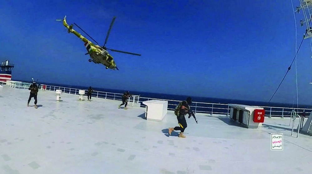 Các tay súng Houthi trên một tàu hàng ở Biển Đỏ