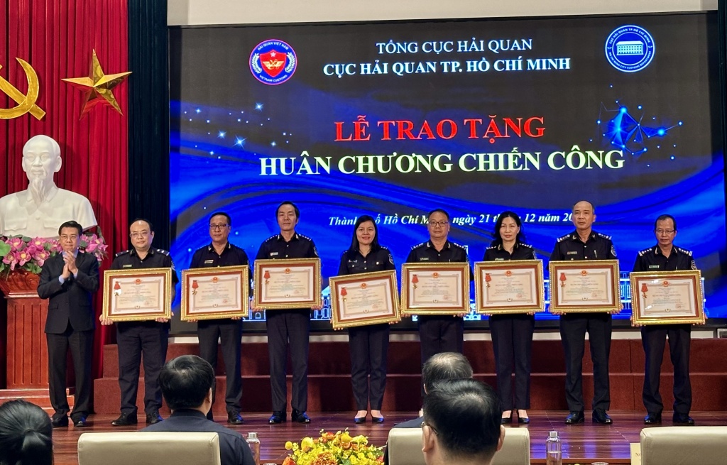 Phó Chủ tịch UBND TPHCM Nguyễn Văn Dũng trao Huân chương lao động cho các cá nhân đạt thành tích của Cục Hải quan TPHCM. Ảnh: T.H