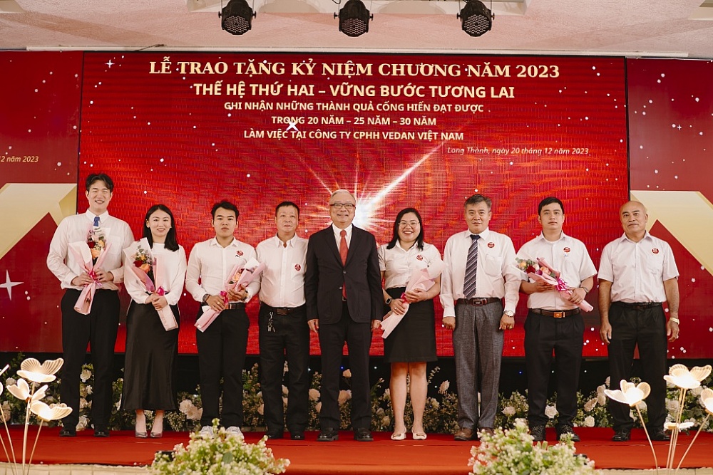 Phó Chủ tịch HĐQT Yang Kun Hsiang tặng hoa cho thế hệ thứ 2 tham dự buổi lễ trao kỷ niệm chương