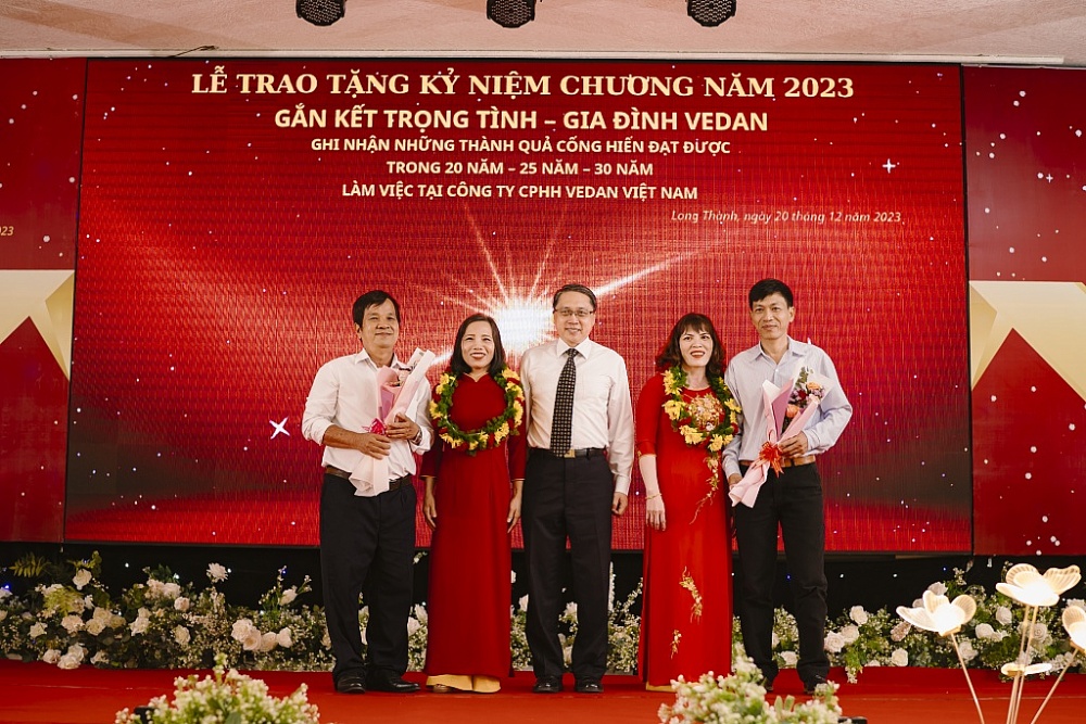 TGĐ Ni Chih Hao tặng hoa cho 2 cặp vợ chồng cùng làm việc tại Vedan hơn 25 năm