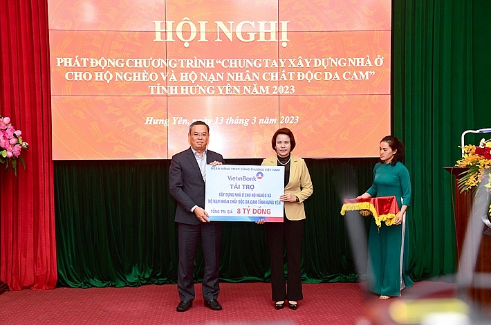 Chủ tịch HĐQT VietinBank Trần Minh Bình trao biểu trưng tài trợ 8 tỷ đồng cho Chương trình “Chung tay xây dựng nhà ở cho hộ nghèo và hộ nạn nhân chất độc da cam tỉnh Hưng Yên năm 2023”.
