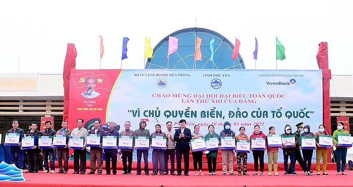 Đ/c Trần Kiên Cường - Phó Bí thư Thường trực Đảng ủy VietinBank trao tặng quà cho các gia đình chính sách tại Chương trình.