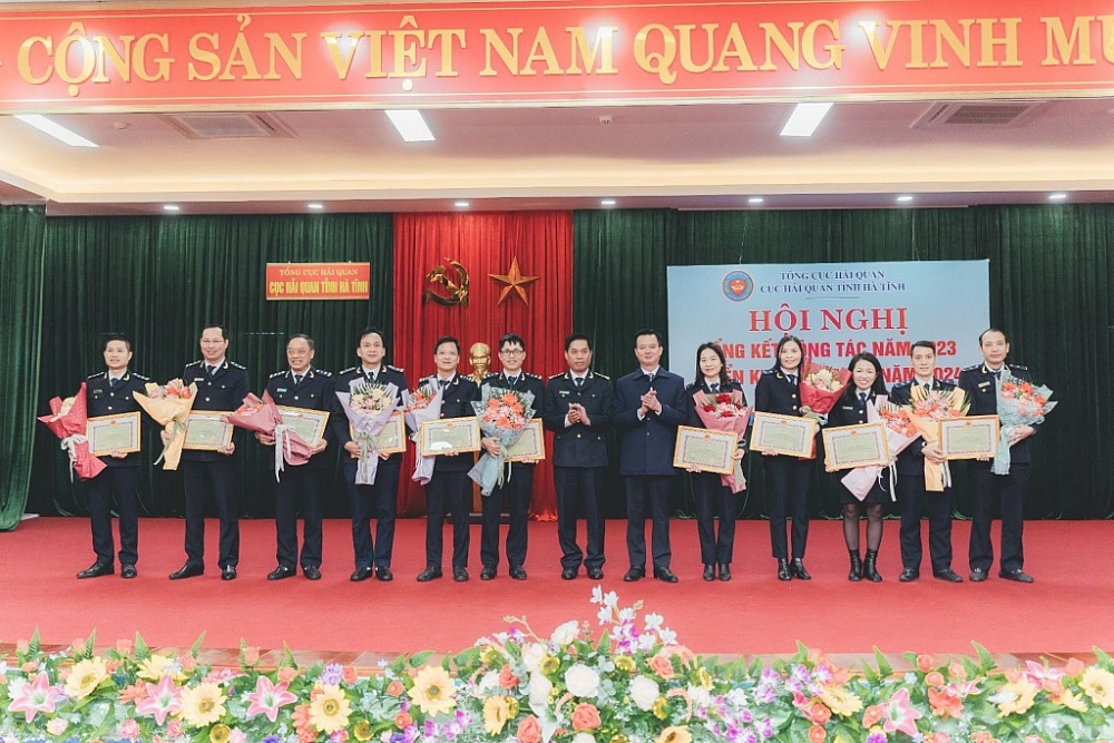 Ông Trần Báu Hà và ông Bùi Thanh San trao thưởng cho các tập thể, cá nhân đạt thành tích cao trong năm 2023.