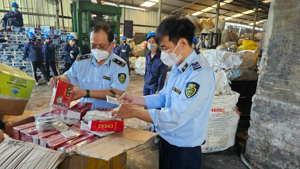 Hàng lậu, hàng giả do Cục Quản lý thị trường TPHCM bắt giữ đượctiêu tiêu hủy