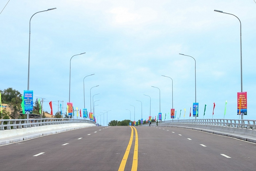 Tuyến đường ven biển tỉnh Bình Định đoạn Cát Tiến – Mỹ Thành từ nguồn vốn đầu tư công đã được khánh thành và đưa vào sử dụng năm 2023. 	Ảnh: VGP