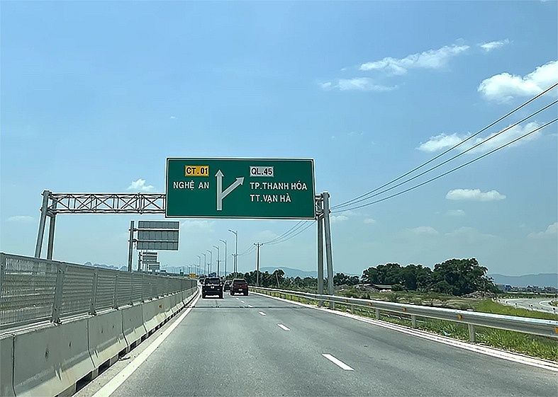 Tuyến đường Cao tốc Quốc lộ 45 - Nghi Sơn và Nghi Sơn - Diễn Châu được đưa vào khai thác, tạo trục cao tốc xuyên suốt từ Hà Nội  đến Nghệ An.  Ảnh: TTXVN