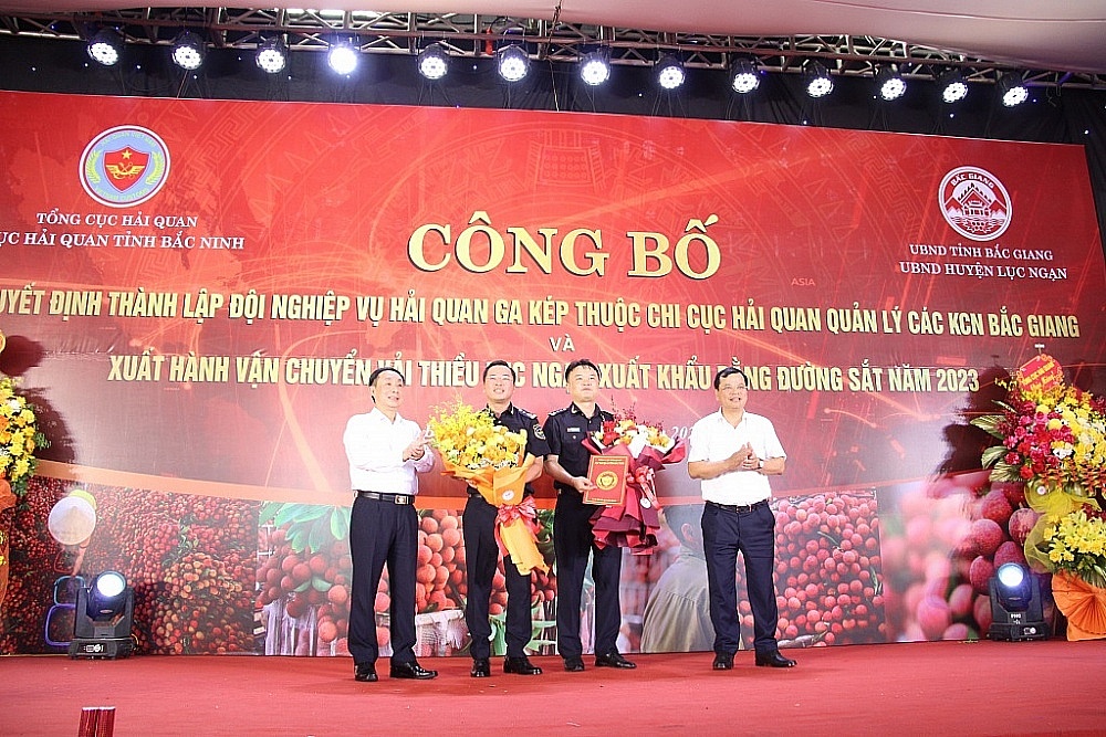Lãnh đạo UBND tỉnh Bắc Giang và lãnh đạo Tổng cục Hải quan tặng hoa chúc mừng Cục Hải qua Bắc Ninh trong lễ công bố quyết định thành lập Đội Thủ tục Hải quan ga kép trong tháng 6/2023. Ảnh: Q.H