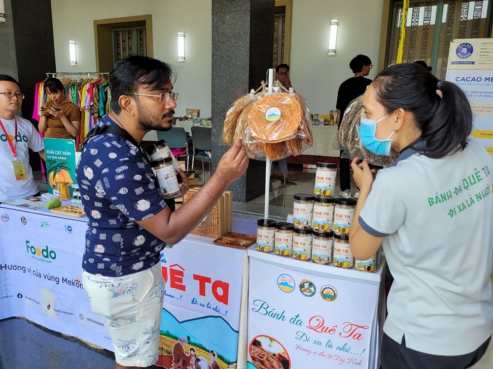 Một vị khách đến từ Ấn Độ trải nghiệm món bánh tránh của Việt Nam