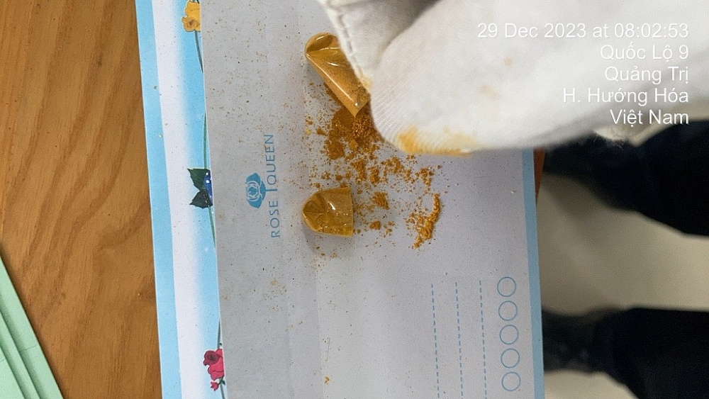 Hải quan Lao Bảo dùng máy soi, chó nghiệp vụ phát hiện 495 gam ketamine