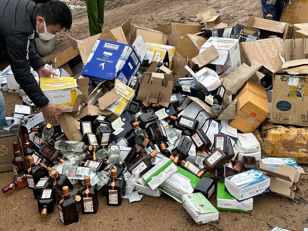 Hải quan Quảng Trị tiêu hủy hơn 35.000 sản phẩm rượu, mỹ phẩm