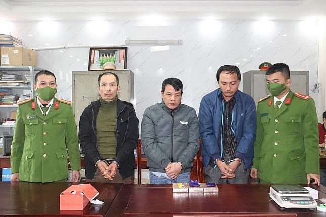 Ba đối tượng (đứng giữa) cùng tang vật bị Công an tỉnh Nghệ An bắt giữ. Ảnh: CA NA