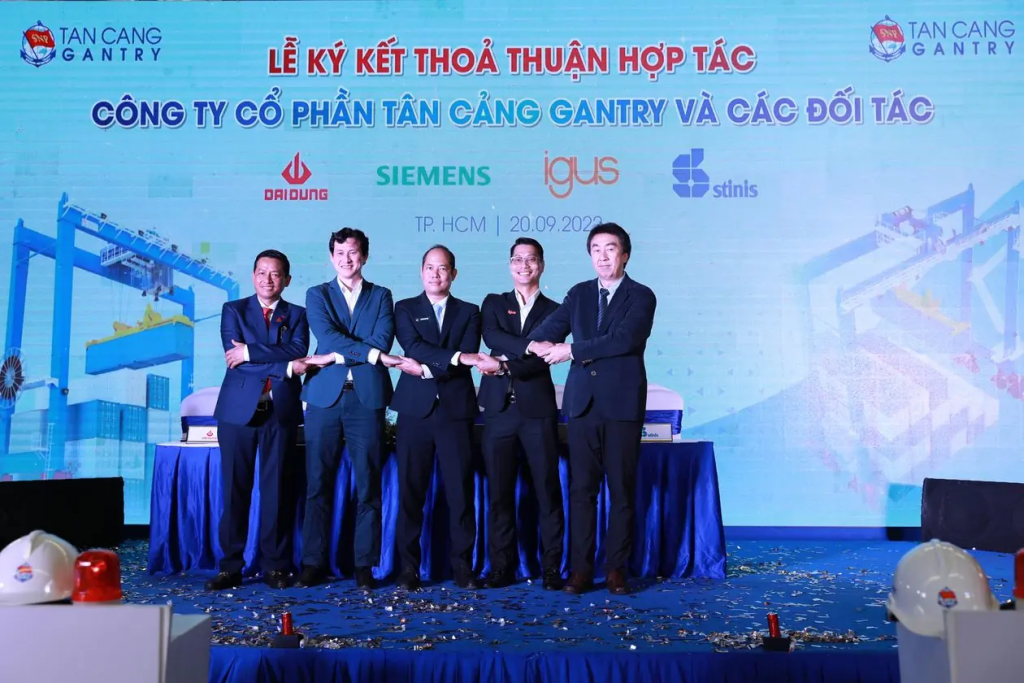 Lãnh đạo Công ty cổ phần Tân Cảng Gantry (TCGT) cùng Giám đốc công ty TNHH igus® Việt Nam và các đối tác chiến lược.