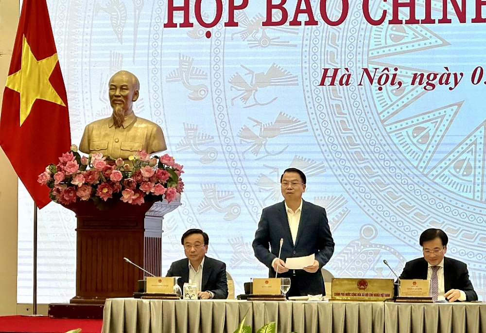 Thứ trưởng Bộ Tài chính Nguyễn Đức Chi trả lời báo chí tại họp báo. Ảnh: HD