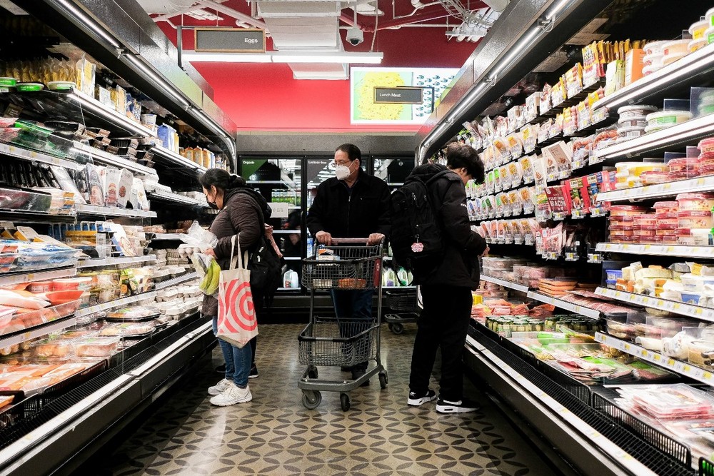 Khách hàng chọn mua đồ trong siêu thị ở Queens, New York (Mỹ). (Ảnh: THX/TTXVN)