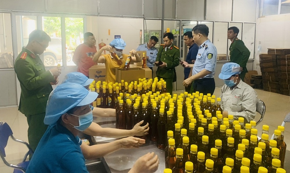Lực lượng chức năng tiến hành kiểm tra cơ sở sản xuất mật ong.