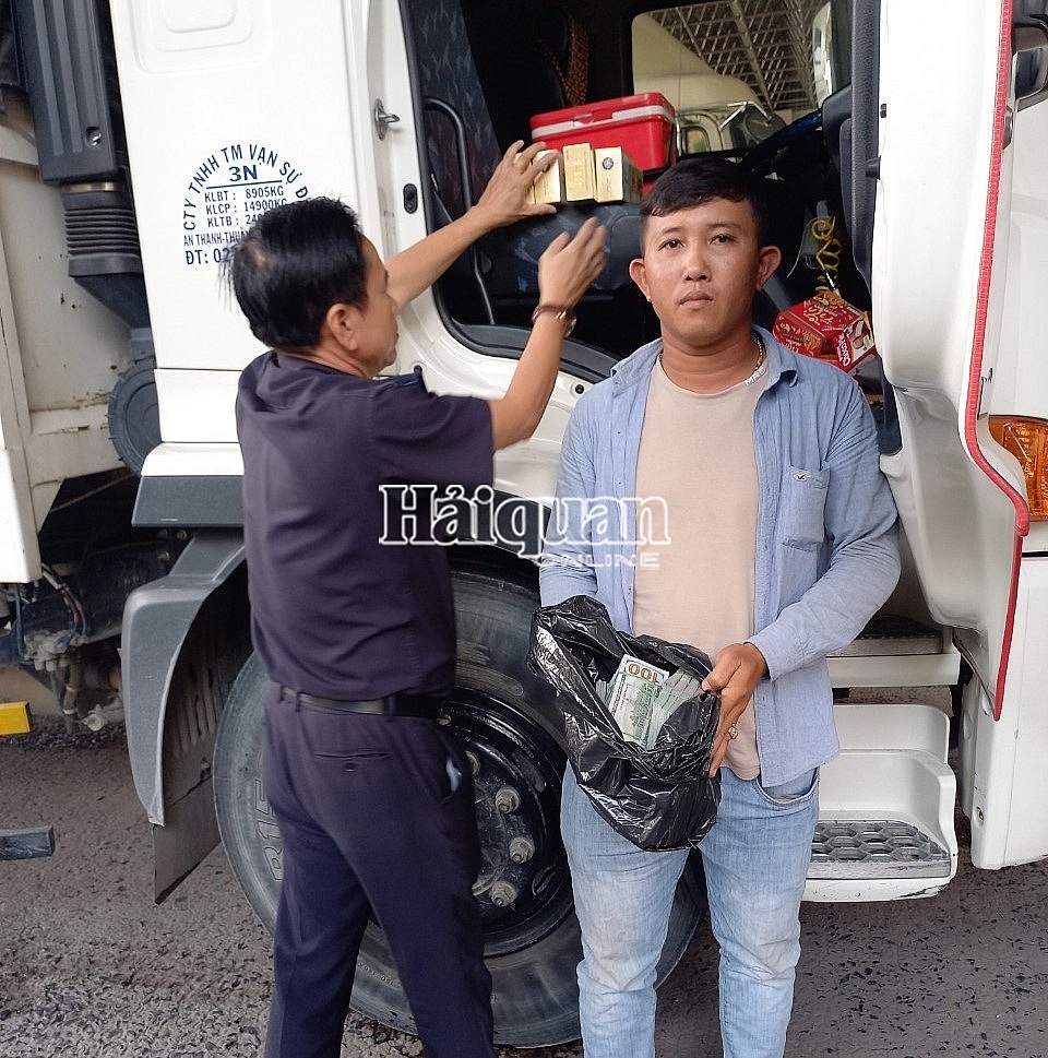 Bắt giữ đối tượng vận chuyển số lượng lớn ngoại tệ vào Việt Nam qua cửa khẩu Mộc Bài