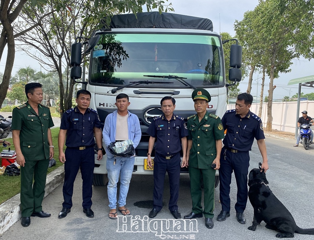 Bắt giữ đối tượng vận chuyển số lượng lớn ngoại tệ vào Việt Nam qua cửa khẩu Mộc Bài