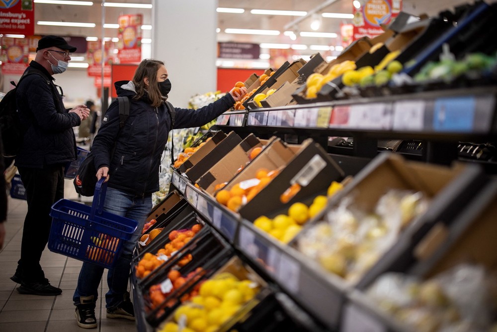 Người tiêu dùng chọn mua hàng trong siêu thị ở Walthamstow, phía Đông London, Anh. (Ảnh: AFP/TTXVN)