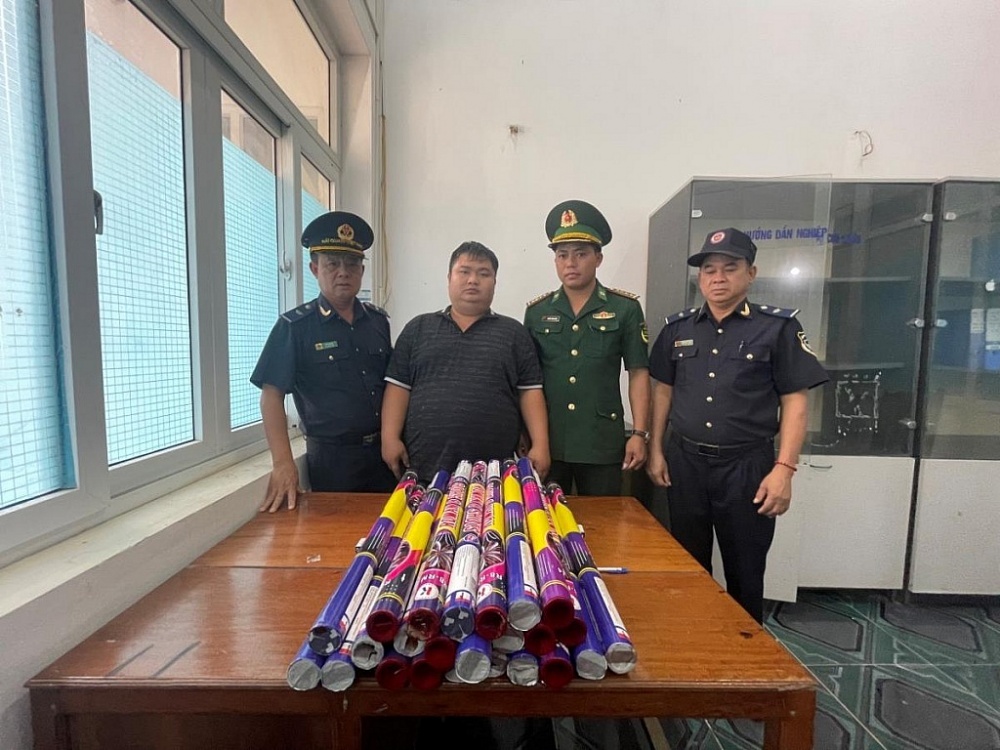 Đối tượng Lê Ngọc Hùng và tang vật pháo nổ cất giấu trong cabin xe đầu kéo bị lực lượng Hải quan - Biên phòng Nậm Cắn phát hiện, bắt giữ ngày 9/8/2023.