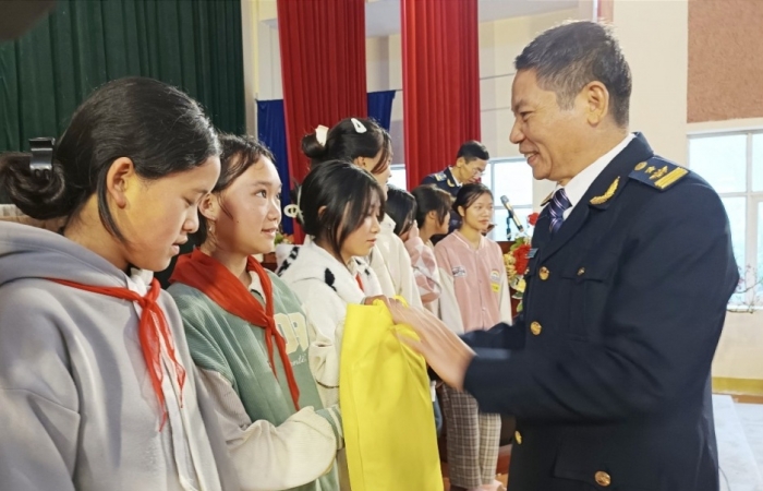 Hải quan Lào Cai tặng thêm 300 áo ấm cho học sinh vùng cao