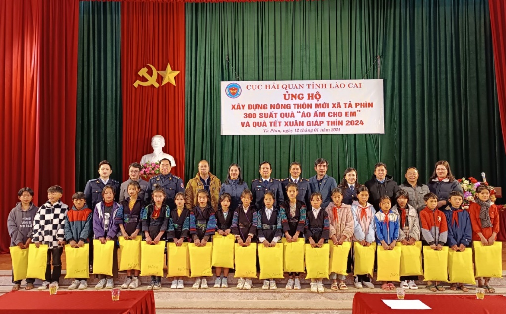 Hải quan Lào Cai tặng thêm 300 áo ấm cho học sinh vùng cao
