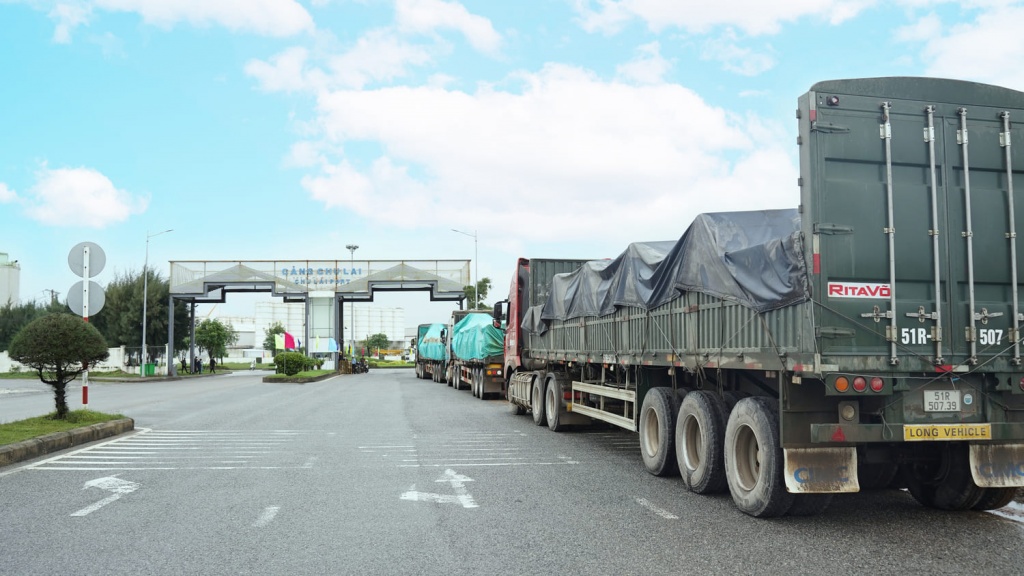 Cảng Chu Lai tiếp nhận các xe chở quặng sắt xuất khẩu