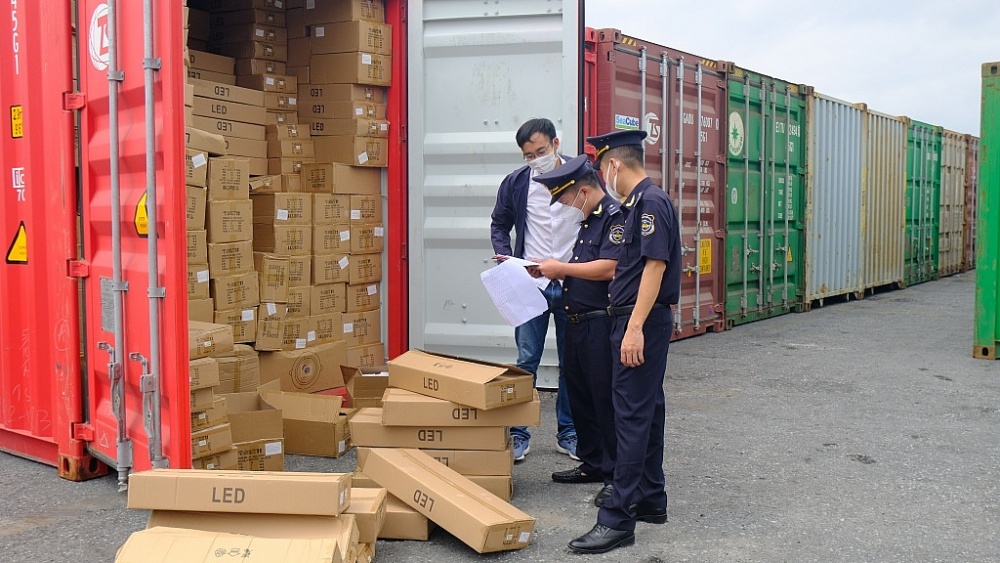 Công chức Hải quan cửa khẩu cảng Hải Phòng KV 3 kiểm tra hàng hóa XNK.	  	Ảnh N.Linh