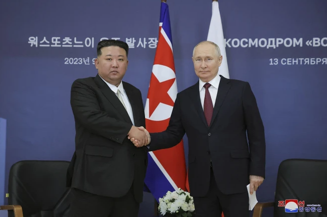 Tổng thống Nga Vladimir Putin (phải) và Nhà lãnh đạo Triều Tiên Kim Jong-un. (Ảnh: AFP/TTXVN)